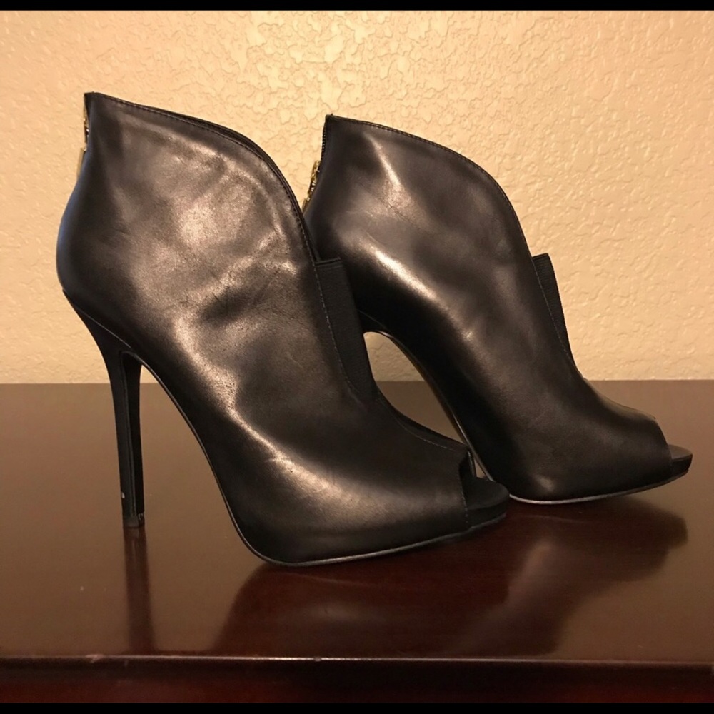 Sexy black open toe GUESS bootie!